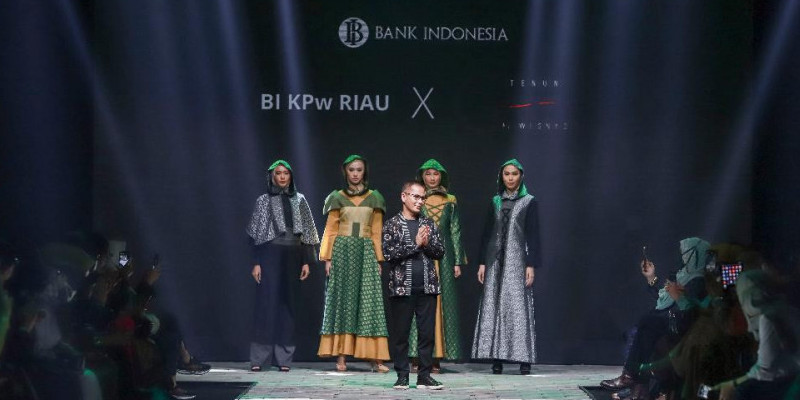 Koleksi Wignyo mengangkat tema “Ikat Siak” yang merupakan representasi dari motif tenun Riau yang didominasi corak asar telingkai pucuk dengan variasi corak wajik dan bintang beralih/ Foto: FARAH