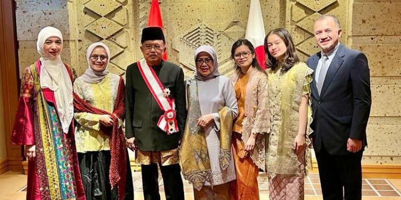 Mantan Wakil Presiden RI Jusuf Kalla didampingi sang istri Mufidah Jusuf Kalla beserta keluarga saat menerima penghargaan dari pemerintah Jepang/ Net