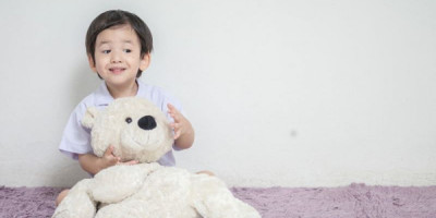 Wajar Nggak Sih Anak Laki-Laki Main Boneka dan Perempuan Main Mobil-Mobilan?