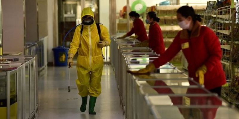 Petugas di Children's Department Store Pyongyang, Korea Utara sedang melakukan menyemprotkan disinfektan / Foto: AFP