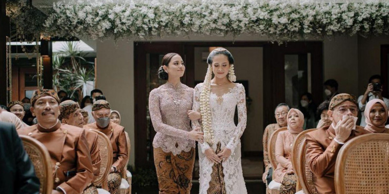 Amanda Khairunnisa saat mengantarkan sang kakak, Maudy Ayunda menuju meja akad nikah/ Foto: Instagram @maudyayunda