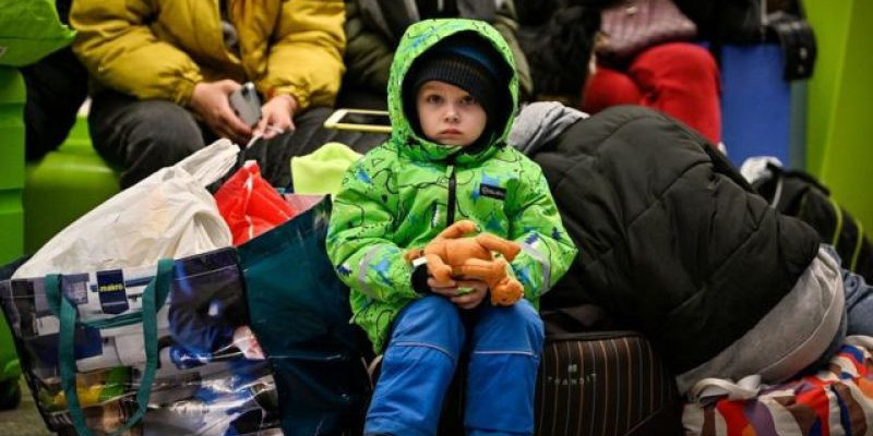 Para pengungsi Ukraina istirahat di dekat stasiun kereta Krakow guna menunggu penempatan penampungan pada 6 Maret 2022/ Foto: Getty images