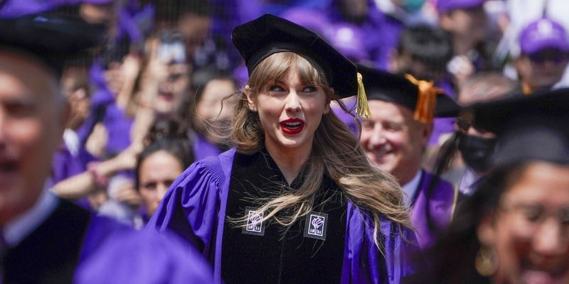 Taylor Swift saat mendapatkan gelar pertamanya di New York University (NYU)18 Mei 2022 waktu setempat/ Net