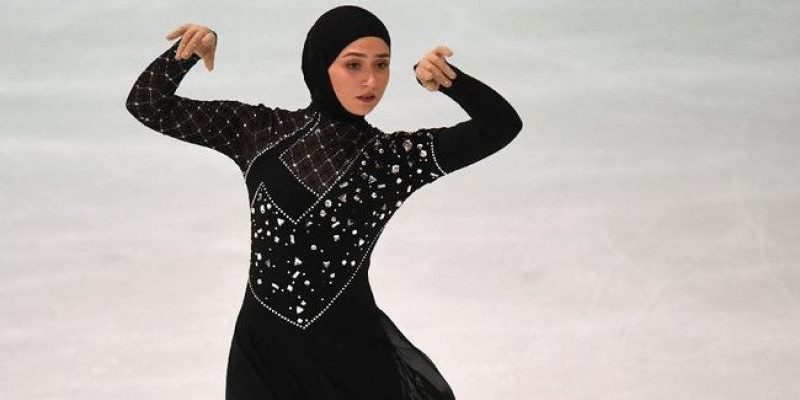 Kegigihan Zahra Lari berhasil membuat penggunaan hijab diperbolehkan di arena seluncur indah dunia/ Foto: AFP

