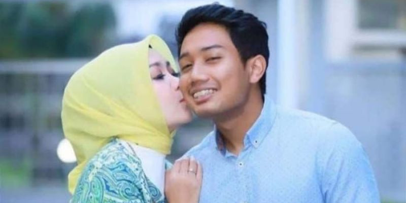 Foto sang ibunda Atalia mencium pipi putra sulungnya Eril/ Foto: Instagram@ataliapr