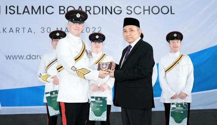 Pimpinan Ponpes Darunnajah Dr. KH. Sofwan Manaf bertukar cendera mata dengan perwakilan Nottinghamshire Band Staff Sergeant Andy Garner/ Foto: Ist