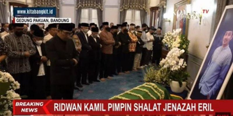 Shalat jenazah dipimpin oleh ayahanda Eril. Ridwan Kamil sebagai ayah benar-benar menyelenggarakan hak Eril sebagai Muslim yang wafat/ Net