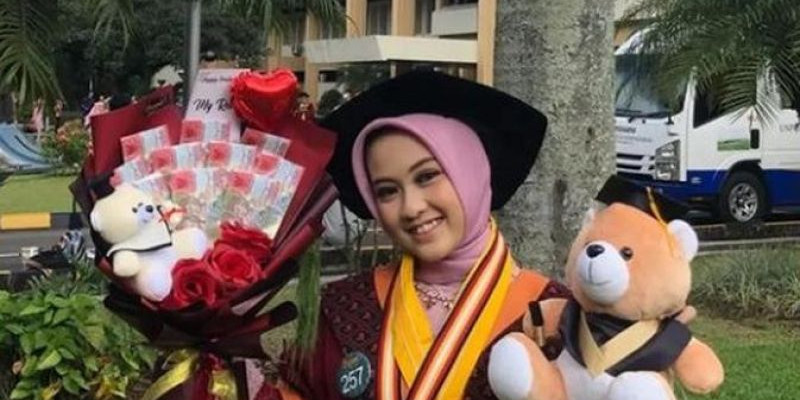 Rein Vidya Banafsha wisudawan termuda Fakultas Kedokteran Universitas Padjajaran Bandung 2022/ Net