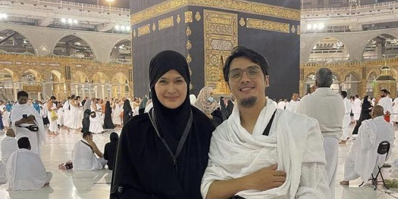 Donna Harun melaksanakan ibadah umrah untuk pertama kalinya ditemani sang putra, Ricky Harun/ Net