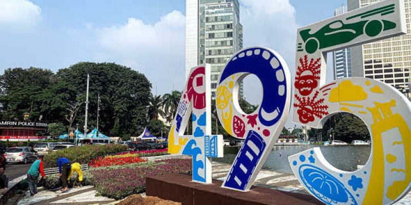 Logo Jakarta Hajatan 495 dan bunga warna-warni di pinggiran kolam Bundaran HI bersiap memeriahkan HUT ke-495 Kota Jakarta tercinta/ Net