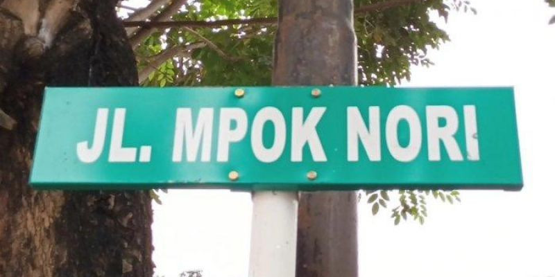 Pelang jalan Mpok Nori yang menggantikan nama Jalan Raya Bambu Apus, Jaktim/ Net