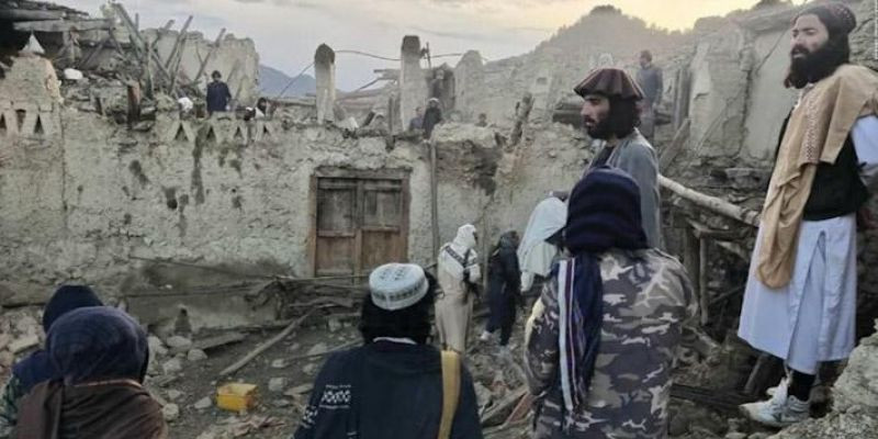 Gempa di Afghanistan, rumah-rumah warga telah berubah menjadi puing-puing dengan menyisakan satu atau dua dinding yang berdiri/ Foto: CNN & BBC