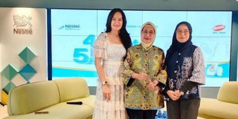 Artis Dona Harun bersama Prof Dr dr Siti Setiati dan dr. Yulia Megawati dalam Konferensi Pers Nestle: 