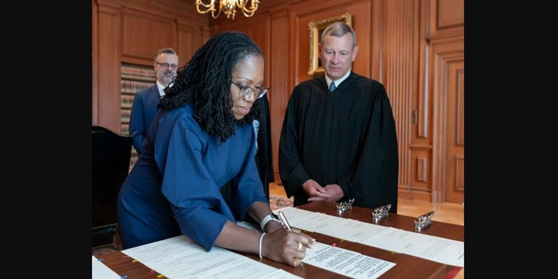 Ketanji Brown Jackson dilantik  sebagai hakim Mahkamah Agung AS