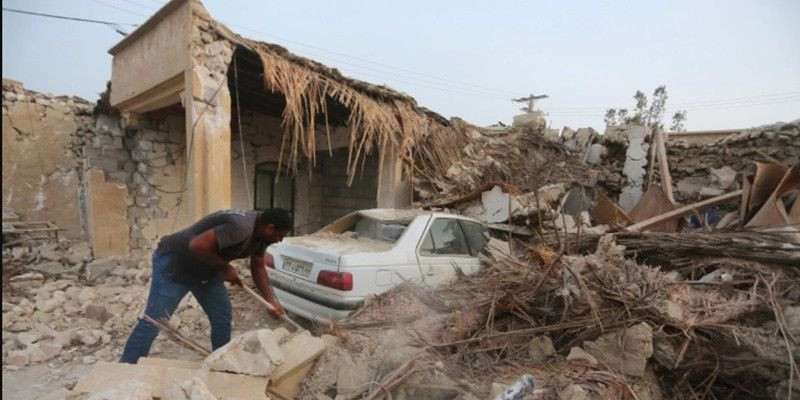 Warga membersihkan puing-puing setelah gempa bumi di Desa Sayeh Khosh di provinsi Hormozgan, Iran/Net
