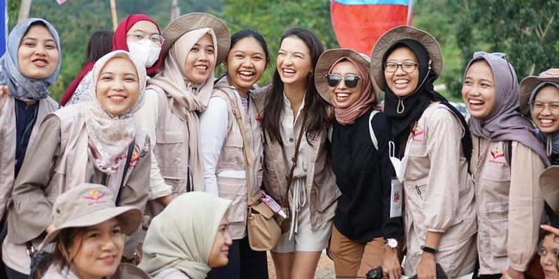 Aksi Raline Shah menjadi sorotan publik karena dinilai inspiratif, serta pesona indah Raline yang timbul dengan rompi relawan berwarna coklat muda itu/ Net