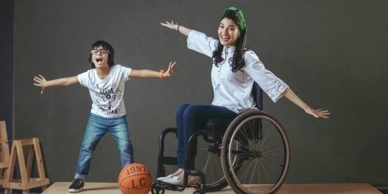 Muniba Mazari bersama anak adopsinya, Nael Mazari/ Net
