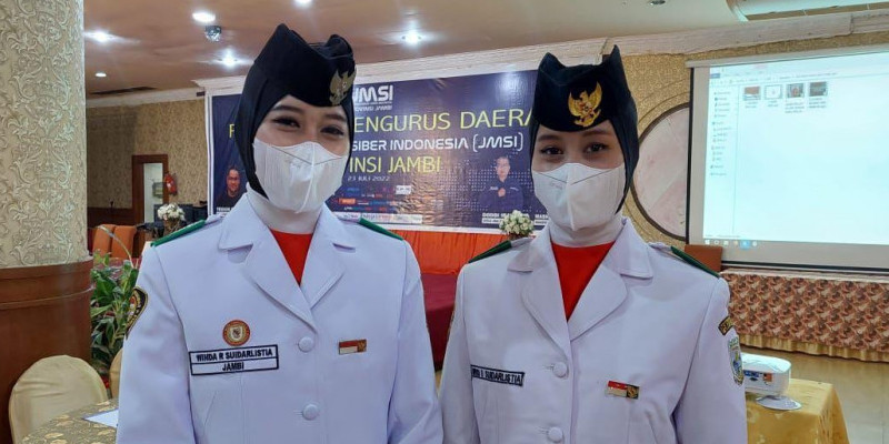 Kakak beradik kembar identik, Winda Ratih Suidarlistia dan Windi Dewi Suidarlistia hadir pada saat pengukuhan Pengurus Daerah Jaringan Media Siber Indonesia (JMSI) di Jambi, Sabtu (23/7)/ Foto: Ist