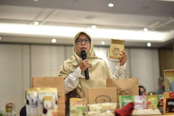 Keyakinan yang mantap menjadikan produk Madu Borneo sebagai bentuk syiar kesehatan memacu semangat Ibu Farida terus mengembangkan usahanya hari ke hari/ Foto: dok.pribadi