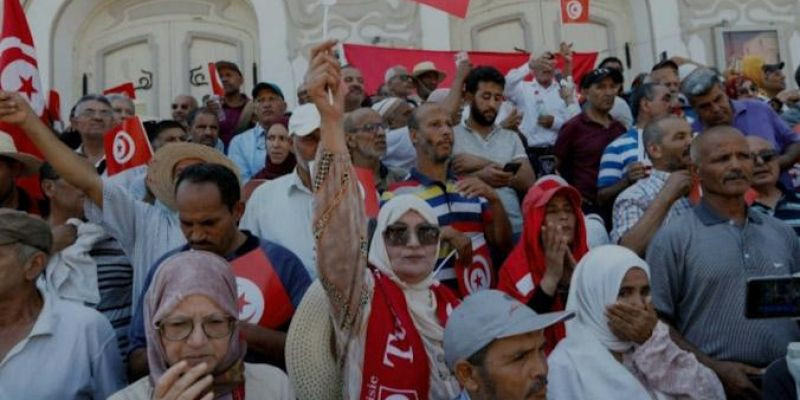 Para pengunjuk rasa di Habib Bourguiba Avenue, jalan utama di pusat kota Tunis, Tunisia (23/7/2022)/ Foto: BBC