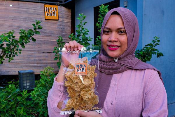 Kesukaannya makan peyek mencetuskan ide bisnis Resti Diah Puspitasari. Kualitas rasa gurih dan enak membuat usaha peyeknya makin berkembang, disukai berbagai kalangan/ Foto: FARAH