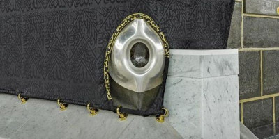 Alhamdulillah, Pembatas Kabah Dibuka Jemaah Kembali Bisa Mencium Hajar Aswad