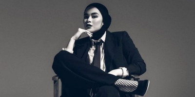 Hijab Hitam di Balik Kreativitas Bermusik Sivia Azizah