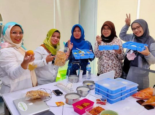Selain hanya berkumpul untuk tujuan pekerjaan, mereka juga terikat dengan cara lain. Misalnya, dimulai dengan sarapan bersama, meditasi singkat, dan istirahat berjalan/ Foto: FARAH
