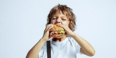 Anak Sering Makan Junk Food, Waspadai Dampak Buruknya!