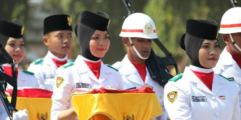 Pasukan pengibar bendera tegap melangkah/ Net