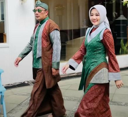 Mengenakan busana karya desainer Toera Imara, Kang Emil dan Ibu Cinta melenggang penuh semangat kemerdekaan/ Foto: Instagram @ridwankamil