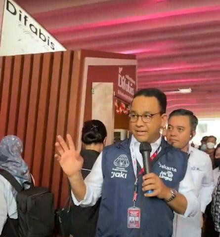 Gubernur Anies Baswedan memperkenalkan kedai kopi Difabis kepada para peserta U20 Mayors Summit (29/8/2022)/ Foto: @aniesbaswedan