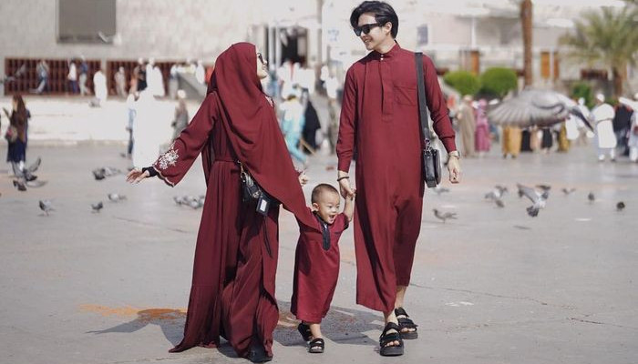 Anggun dengan warna merah, pasangan Dinda Hauw dan Rey Mbayang jalankan ibadah umroh/Instagram