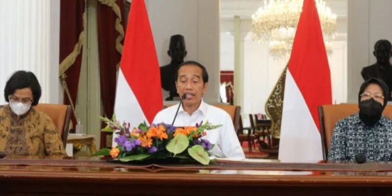 Presiden Joko Widodo didampingi Menteri Keuangan dan Menteri Sosial/ ANTARA