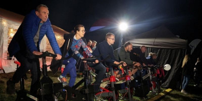 Sepeda Statis, Gaya Unik Warga Polandia Nonton Film Layar Lebar