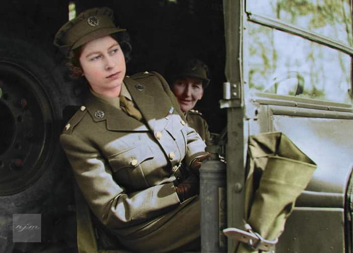 Ratu Elizabeth II (19 tahun), saat menjadi sopir ambulan untuk Auxiliary Territorial Service (1945)/Net