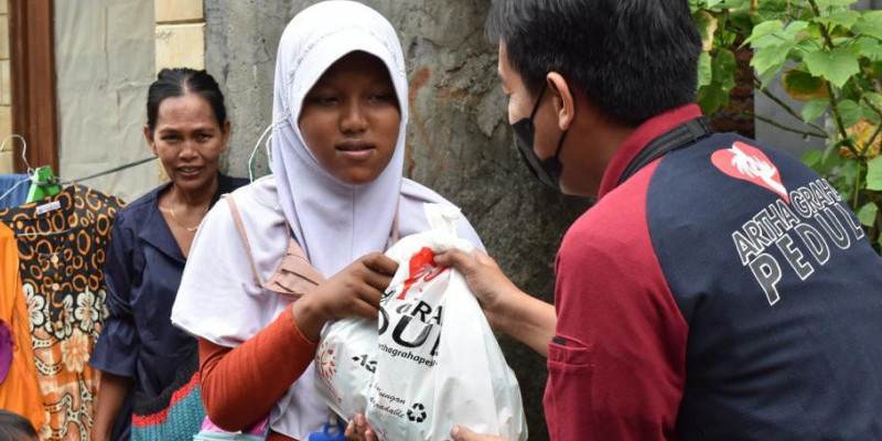 Sembako gratis diberikan kepada warga yang membutuhkan, melalui kantor cabang yang tersebar di wilayah Jabodetabek dan Karawang/Farah