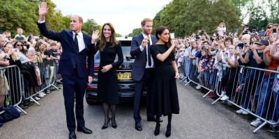 Kemunculan Perdana William & Kate Bersama Harry & Meghan Menyapa Para Pelayat di Luar Istana Windsor