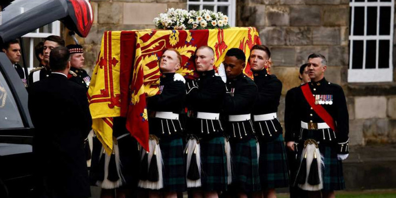 Peti jenazah Ratu Elizabeth II tiba di Holyroodhouse, Edinburgh (11/9/2022)/ AFP