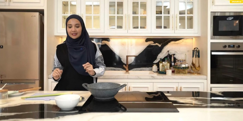 Zaskia Sungkar di dapur klasik minimalisnya/Net