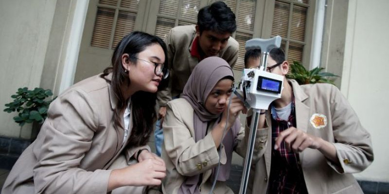 Para mahasiswa UGM penemu tongkat pintar, sedang menunjukkan cara kerja tongkat yang diperuntukkan bagi lansia dan tunanetra/Net