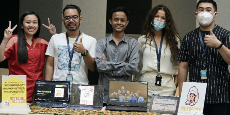 Mahasiswi Universitas Prasetiya Mulya, Ni Putu Mas Swandewi (paling kiri) bersama tim dari berbagai negara, meraih Best Food Waste Solution melalui aplikasi Ibu Foodies./ UNIV. PRASETIYA MULYA
