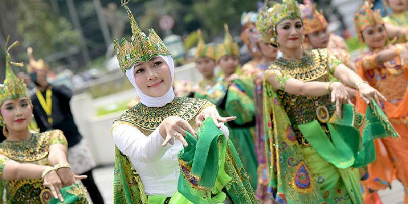 Ibu Attalia Praratya, ikut menari Tari Merak di ajang Merak Sadunya, di Gedung Sate, Bandung, Jawa Barat, Minggu (18/9)/Net