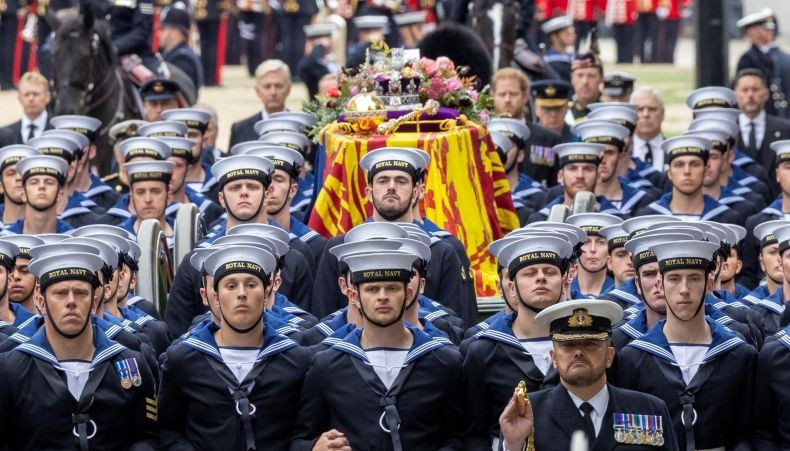 Sebanyak 98 pelaut Inggris menarik Stage Gun Carriage yang membawa peti mati Ratu Elizabeth II. 15 di antaranya adalah pelaut perempuan/Net