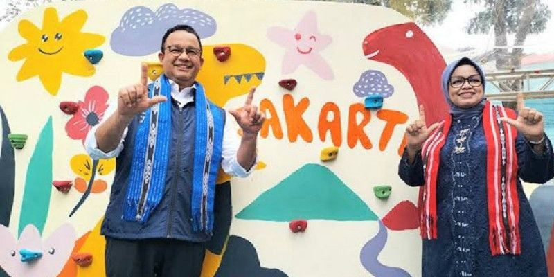 Gubernur DKI Jakarta Anies Baswedan & Fery Farhati di peresmian Taman Literasi Christina Martha Tiahahu/ Net