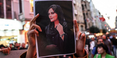 Perempuan Iran Potong Rambut dan Bakar Hijab Protes Kematian Mahsa Amini