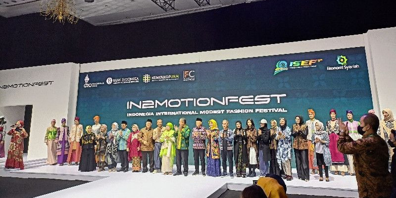 Menteri Koperasi & UKM serta Gubernur Bank Indonesia bersama para desainer dan pengisi acara Opening Show IN2MOTIONFEST/ FARAH