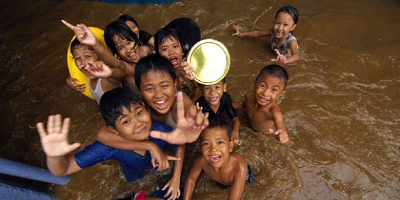 Seringkali terlihat anak bermain di lokasi banjir seperti ini. Padahal, kondisi ini sangat berbahaya untuk kesehatan dan keselamatan mereka/Net