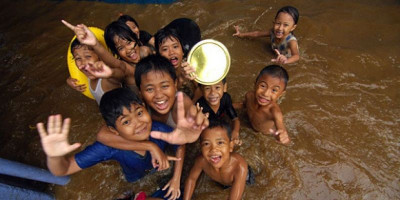 Tetap Waspada, Lindungi Anak Saat Terjebak Banjir dengan Cara Ini