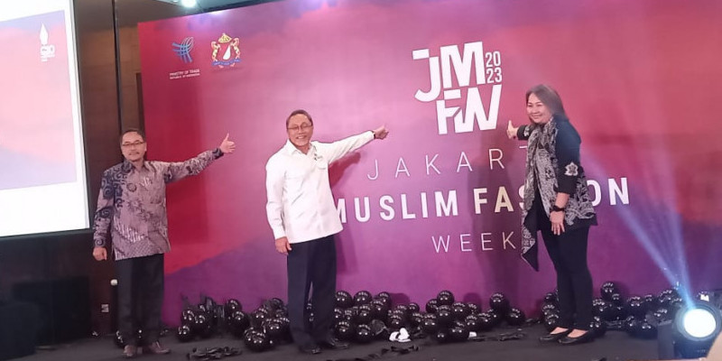 Menteri Perdagangan Zulkifli Hasan bersama Wakil Ketua Komite Promosi Fashion Muslim Indonesia Anne Patricia Sutanto meluncurkan logo baru JMFW 2023/Farah.id